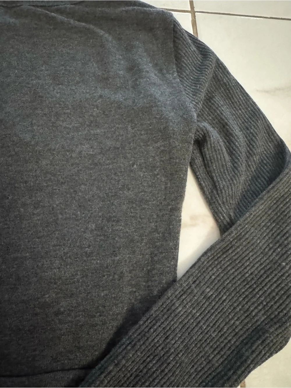 ALO Yoga Twist-Front Long Sleeve Top - Charcoal Gray